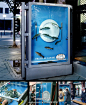 「海鲜餐馆“活体”创意广告」图中是德国的一家海鲜餐馆的广告海报，海报是用真水和鱼做成的，鲜活的鱼直接游上餐盘，新鲜看得到。新颖富有创意的广告，让鱼更加的富有生机和活力，怎么样，有没有想进去尝尝鲜的冲动？