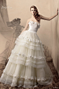 法国 Papilio 服装品牌2013新款婚纱系列，这次他们用层叠复古的蕾丝和褶皱设计，本季推出的系列是白色和粉色系，大面积的立体蕾丝和花朵图案的运用，使得空气 — 人人小站