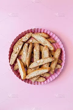 粉色背景上有坚果的脆饼。美味cantucci饼干。Cantuccini。传统意大利自制干脆饼干。