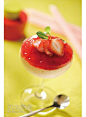 [凝聚温馨快乐的草莓慕斯]来自贝太厨房网页版作者：贝太厨房材料：草莓酱:50g 淡奶油:100g 乳酪:150g 食用明胶:15g 柠檬汁:15ml 糖:40g特色：和朋友们小聚，它和你都是主角，草莓慕斯中溢出的香甜味道和每一个人脸上的笑容都凝聚在这一刻，凝聚在这香甜的草莓慕斯里面。吃上一口，香甜的味道让你恨不得让时间停下来，等你慢慢享用……步骤：1． 先用热水将明胶融化，然后将淡奶油打发备用。2．将草莓酱、糖和柠檬汁隔热水拌匀，再倒入明胶溶液搅匀。3．	将乳酪加入打发的奶油......