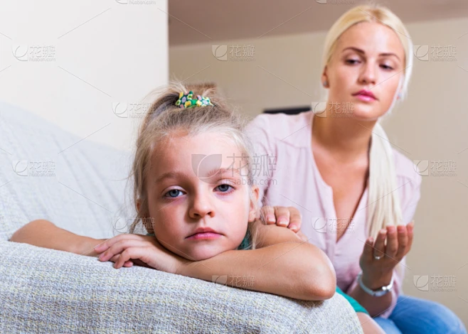 女人,儿童,水平画幅,父母,单身母亲,情绪压力,白人,沙发,母亲,成年的
