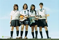 抱着吉他玩音乐的清纯女孩电影海报