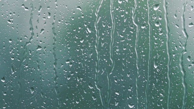 真正的雨滴在窗户玻璃上滑落