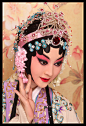 澄澈双眼重重，淼淼湄水朦胧，相思阑珊处。<br/>　　<br/>