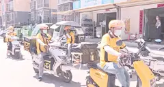 随着酷暑的持续，外卖骑手们成为了城市中不可或缺的忙碌身影。他们每日穿梭于城市的每一个角落，冒着烈日与高温，为市民们提供着便捷的送餐服务。外卖骑手在酷暑中工作，为市民提供便捷的送餐服务，尽管酷热无比，他们依然坚守。此刻，让我们共同跟随记者的镜头，深入了解一下这些在高温中默默坚守的劳动者——外卖骑手们，体会他们背后所蕴含的辛勤与付出。