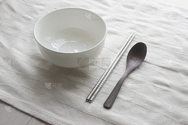 空碗，盘子，筷子，勺子，简约风格