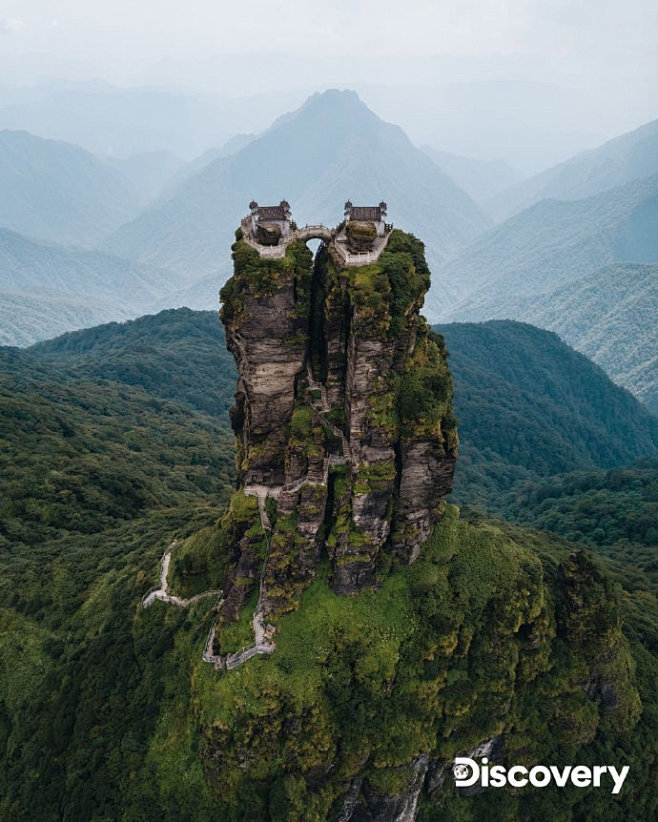 它们位于中国贵州省铜仁市的梵净山金顶,由一座天桥连接了两