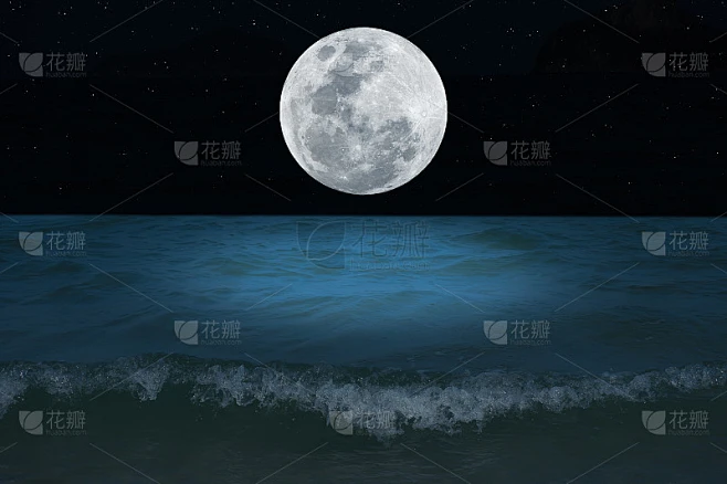 夜晚海面上的满月。素材-花瓣网