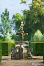 In the formal garden, hedges define "rooms," some with architectural features such as fountains.