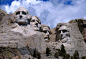 拉什莫尔山：以其纪念美国前任乔治-华盛顿总统、托马斯-杰斐逊总统、西奥多-罗斯福总统和亚伯拉罕-林肯总统而出名，由格鲁和林肯-波格伦于1927年至1941年间雕刻而成的60英尺高花岗岩雕像