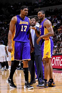 #NBA酷图# 布朗教练的表情亮了。
