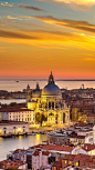 在意大利的东北部，有一座举世闻名的城市——威尼斯。