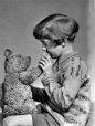 真正的Winnie the Pooh与Christopher Robin。与他的好朋友克里斯多夫罗宾。1927年。