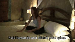 【睡前瑜伽】睡前在床上做几个瑜伽的拉伸动...