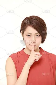 年轻的日本女人用沉默的手势