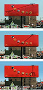 麦当劳在芝加哥的新户外广告牌，聪明的弄了个叉子，叉子的倒影是麦当劳的标志。每天早上6点到11点，根据叉子在阳光下影子的位置变化，告诉大家什么时间段吃什么麦当劳的产品。