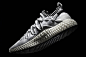adidas Y-3 RUNNER 4D II
       ——全新联名鞋款发布
由山本耀司和adidas合作的Y-3系列又发布了一款最新的RUNNER 4D II，采用了更厚的ALPHAEDGE 4D大底，以及改良的Continental外底，鞋面使用了双层织物面料，整体富于机能感，将于5月2日在Y-3官网及店铺发售。 ​​​​