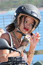 当地时间9月2日，蕾哈娜 (Rihanna) 身穿马拉·霍夫曼 (Mara Hoffman) 印花连体裤在Corsica岛闲逛。