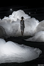日本艺术家 名和晃平 在日本爱知艺术展中设计了一个充满泡沫云的暗室。他使用一种混合洗涤剂加入丙三醇和水来制造出这种多泡沫的装置,命名为“泡沫”