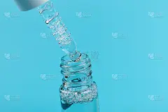 脸部血清滴瓶在蓝色背景。