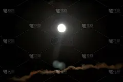 月亮和神秘的月光在云