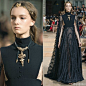 Valentino 2015高级定制系列之黑色篇｜模特们是拜占庭公主和文艺复兴时期的少女，她们穿着现代版的教士袍、罗马浴袍和斗篷，戴着神话故事里的动物冠冕和项链，庄严、神秘、脱俗……这场秀就像一场穿越时空的梦，带我们回到了罗马帝国、拜占庭帝国和中世纪的罗马。@Valentino官方微博