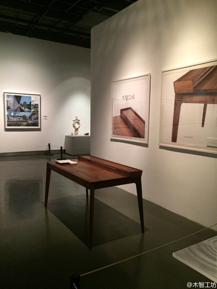 新款书桌在浙江美术馆参展中，全场唯一一件...