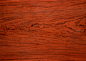 红木，它区别于其他木材的最明显之处在于其木纹在深红色中常常夹有深褐色或者黑色条纹，给人以古色古香的感觉。