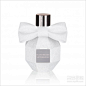 圣诞香水Viktor & Rolf 银白新装香水
  Flowerbomb 圣诞限定版香氛(HK$680/50ml) 将signature 香水瓶换上冬日雪白新装，缀以闪亮的雪白丝带蝴蝶结，用来送礼最适合。结合印度小茉莉、卡特兰、摩洛哥玫瑰、广藿香等，贯彻优雅花香。
 