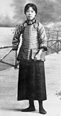 邓颖超（1904-1992），原名邓文淑，1904年2月4日生于广西南宁。幼年丧父，靠母亲杨振德行医或当家庭教师过着清贫的生活。青年时代投身革命，五四运动时期，她和刘清扬、郭隆真、张若名等组织天津女界爱国同志会，并参与组织了天津各界联合会。她还和周恩来、马骏、郭隆真等天津学生运动的领导者，共同组织了进步青年团体觉悟社，参与领导天津学生的爱国运动。1923年她参与组织女权运动同盟会直隶支部。1924年参加中国共产主义青年团，1925年3月转为中国共产党党员，任中共天津地委妇女部长。图为1916年在天津读书时
