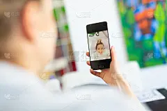 在冠状病毒大流行期间，妇女在家里通过手机社交媒体与她的亲人视频聊天。待在家里，保持社交距离的生活方式