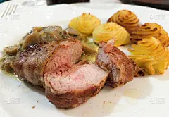 猪里脊肉配培根，sautéed蘑菇和公爵夫人土豆