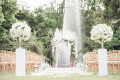 京玺国际【田园小清新婚礼】 By @京玺国际 :  田园小清新风格的婚礼，充满鲜花绿植。别出心裁地选用镜面桌位表&amp;水牌，布置银白色的走马灯、欧式烛台、镜子等，让婚礼现场充满梦幻感，闪闪发光。每位宾客都有一个专属于自己的酒塞名片卡。简单的笔记簿签到，体现着婚礼在繁华外表之下的纯粹，是永恒的幸福烙印。