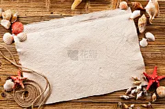 有木板和白纸的沙滩