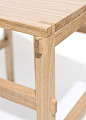 【产品设计】人们常见的家居产品多种多样，桌子、椅子、书架等等，但是他们普遍都是工厂出厂后便是固定的结构，不能够改变。而现代人们追求的是物品的有效利用和空间的节省。针对这一点，日本设计师Yota Kakuda设计了一款可以通过榫卯结构把材料组装成各式的家居产品，这款设计，不仅提高了人们对物品的有效利用，而且也大大节省了人们的居住空间，因为想用桌子的时候变榫卯成个桌子，想用椅子就榫卯个椅子，不用了便可以拆卸放在一边，省时省力。