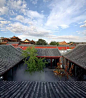 其格局为一个院子四面建有房屋，从东、南、西、北四个方向将庭院合围在中间，故名四合院