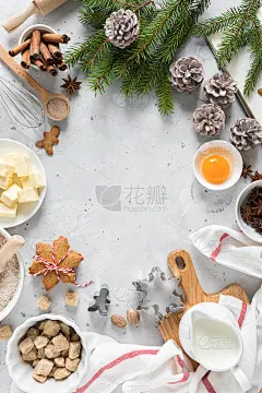 圣诞烘培或圣诞烹饪背景。厨房桌上的糕点配料。新年、圣诞节或圣诞节的节日装饰用冷杉树，拷贝空间