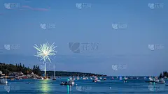 7月4日，平静而美丽的布斯湾港口的船只伴随着烟花起航