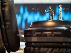 工程师检查耳机的音质