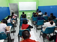  亚洲留学生在小班的补习学校