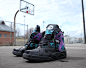 單單看REEBOK BLACKTOP BATTLEGROUND這個名字，顧名思義是指「石屎地之競技場」，即是與一向的木板地有著很大分別，所以為了提高鞋履的耐用度，鞋底更刻有凹凸之三角碎石通孔，為了給籃球員提供全方位的保護及緩衝功能。