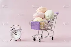 购物篮里有棉花糖。附近有一个钟。确定食品保质期的概念。截止日期