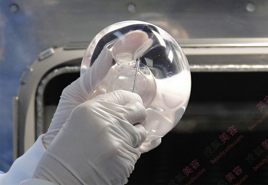 周韦彤跳水暴露隆胸假体 揭秘硅胶假体制作...