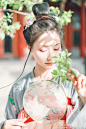 #汉服摄影大赛##北京约拍#《婉君》青葱华裳，玉树兰芳，盈盈小扇掩红妆。出镜：@小piggy  造型：@Cathy咸柠酥饼 汉服：@芥子记 @弥秋君 同行：@叫阿咩的喵 ｜云南地区汉服写真接受预约