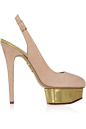 Charlotte Olympia - Dolly 绒面革露跟高跟鞋 : 鞋跟高约 15 厘米，金色漆皮独立防水台高 4 厘米
 浅粉色绒面革（小山羊皮和小牛皮）
 搭扣露跟鞋带
 附一张可以贴在鞋盒外侧的宝丽来照片贴画