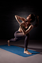 瑜伽锻炼的女子图片素材