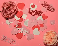 情人节的爱情，亲亲抱抱，还有粉红玫瑰的背景