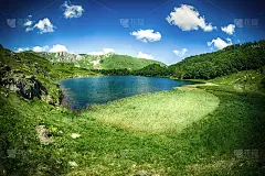 美丽的山脉和清澈的湖泊全景