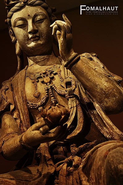 宋·彩绘木雕观音菩萨坐像。中国国家博物馆。