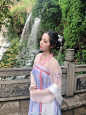 花开花落花无悔，缘来缘去缘如水。
花谢为花开，花飞为花悲。
花悲为花泪，花泪为花碎。
花舞花落泪，花哭花瓣飞。
花开为谁谢，花谢为谁悲。




